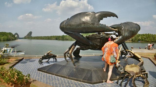 大螃蟹雕像