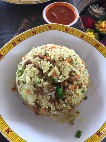 路边藏餐小吃店,甜茶,炸土豆(不是新炸,不太好吃)(酥油茶专业一点儿