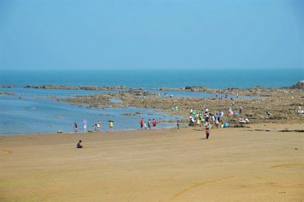 这里也叫张家台礁石公园,是免费开放的,这一带的沿海有很多这样的礁石