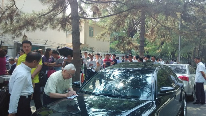 [原创]哈萨克斯坦大使馆面签的人挺多。北京5