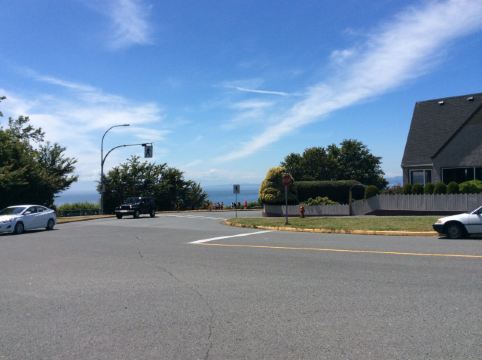 纪念碑旁边马路是起点也是终点.再往前几米就是太平洋.