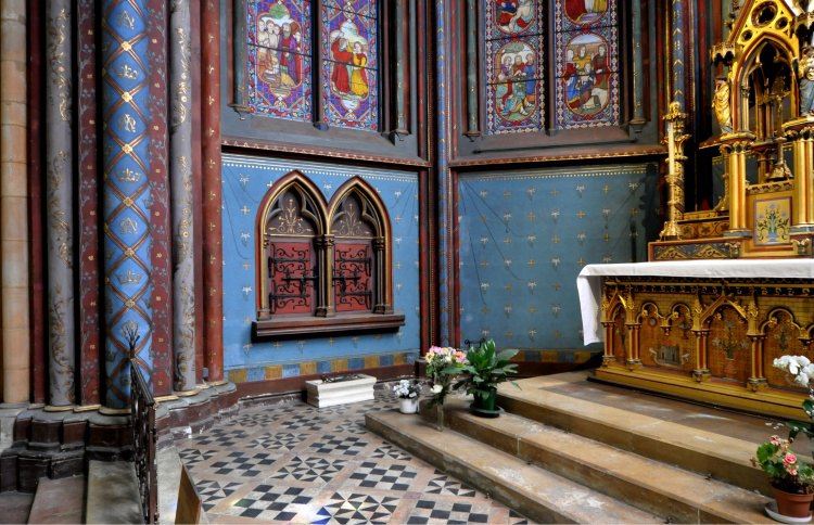 彩色的小礼拜堂极为漂亮,闪烁著奇幻的迷离.