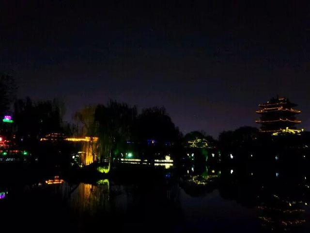 晚上的大明湖 CghzfVVrr4KAL7iyAABrsNNFutA197_C_640_10000.jpg