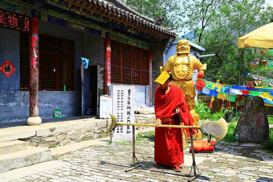 还有杨家将的杨五郎出家的地方也是五台山.