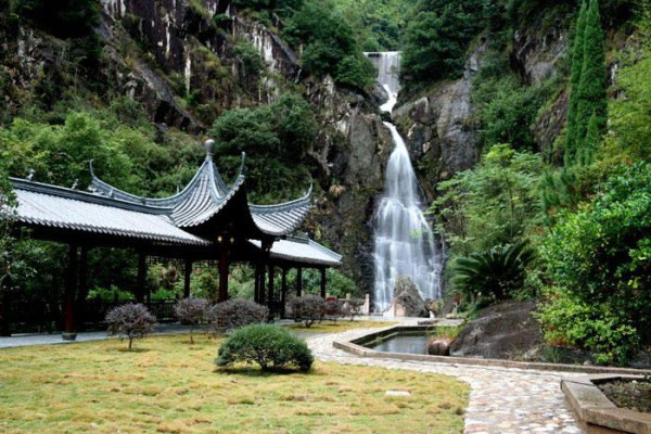 游在青田千丝岩