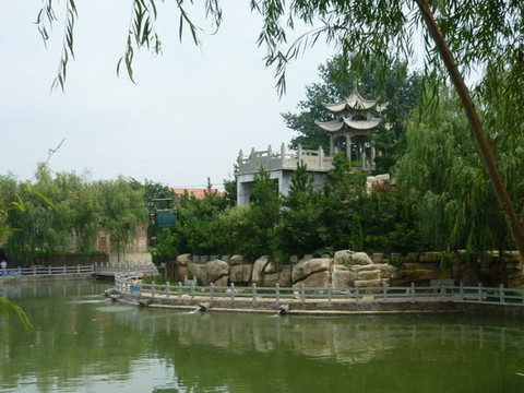 宿州突山风景区  突山风景区位于安徽省砀山县境内.