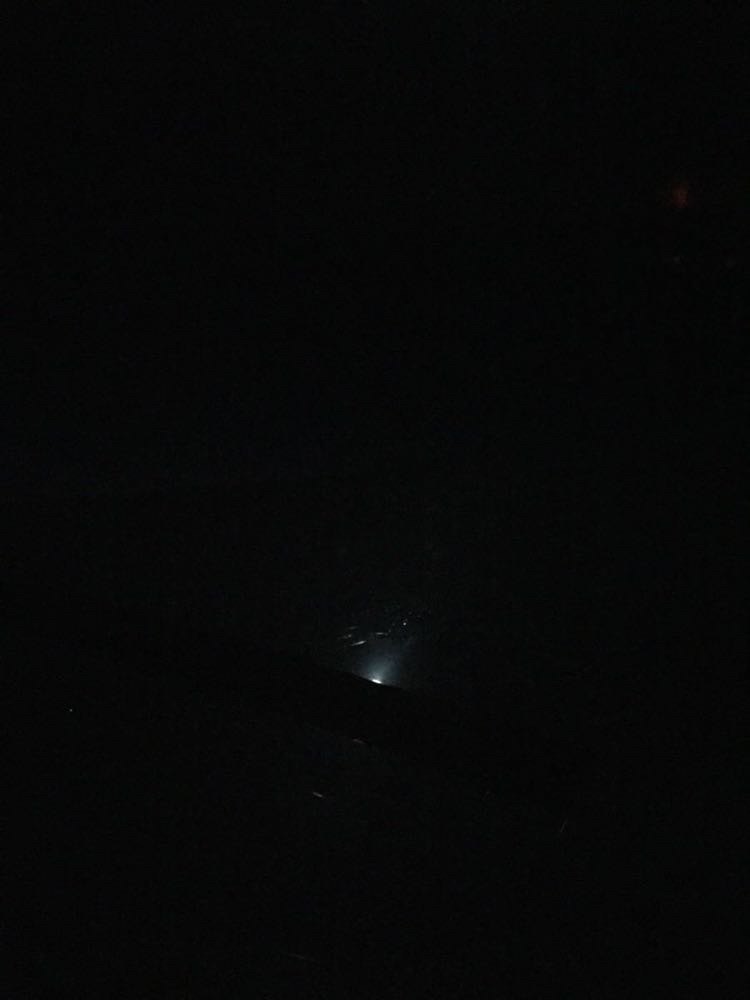 白天飞到黑夜(后来看回手机拍照定位,这里是黑海 香港国际机场
