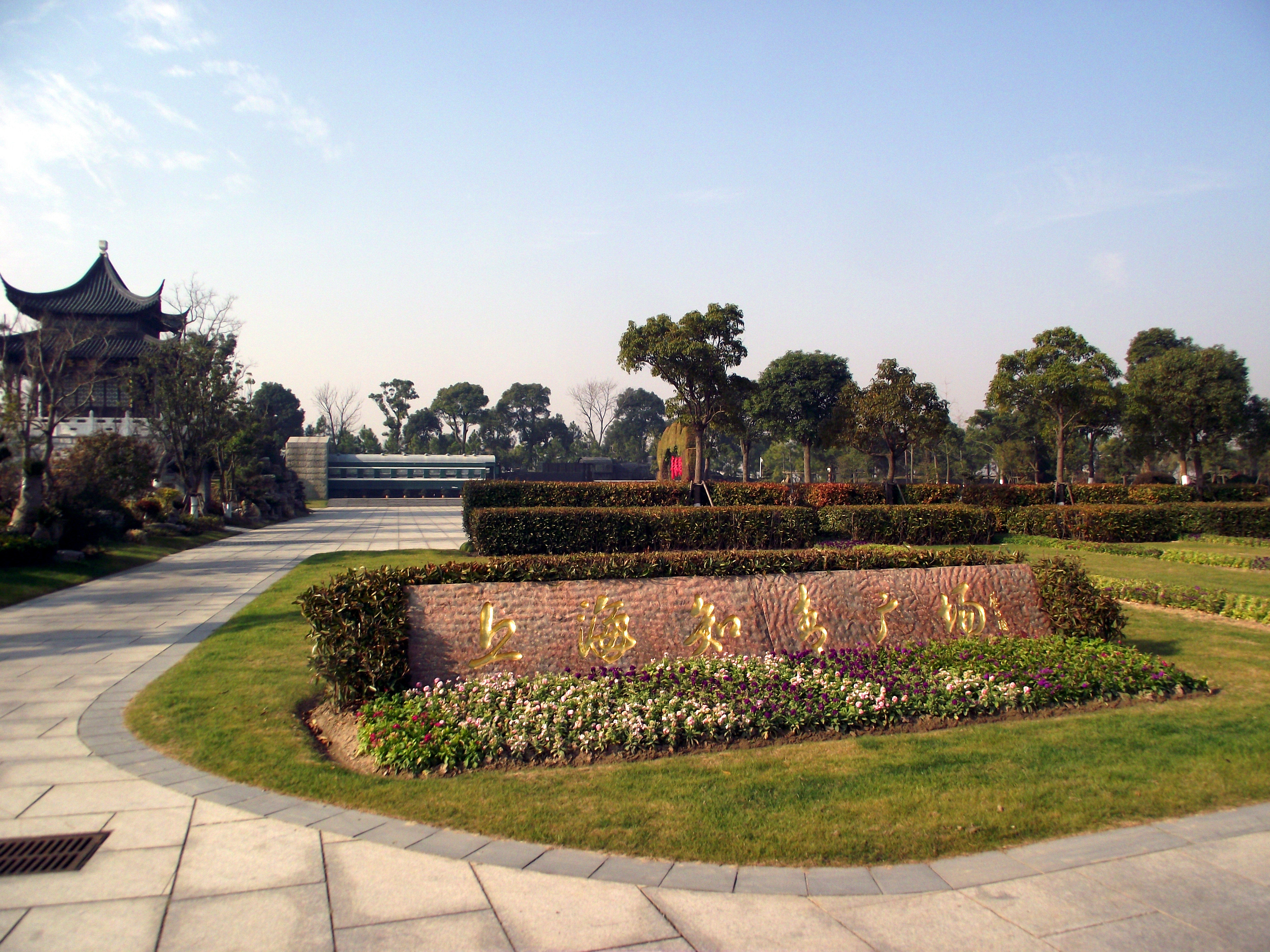 海湾园里设有上海知青博物馆,知青广场,通过参观浏览可以了解
