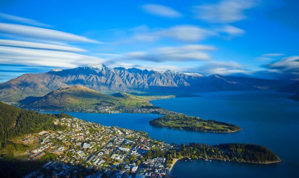 <p>皇后镇位于瓦卡蒂普湖的北岸，堪是新西兰南岛最漂亮的地方。坐落在沉静悠远的、绽放着蓝绿色耀眼光芒的瓦卡蒂普湖畔的皇后镇，犹如一位绝世美人，令人惊艳不已。它壮丽的自然风光、挥之不去的百年古镇风情以及享誉全球的极限运动，使它成为新西兰最受欢迎的度假胜地之一。新西兰南岛之旅的第一站，非皇后镇莫属。</p><p>依山傍水的环境，使得任何喜爱探险的人都可以找到心仪的皇后镇景点。如果你对蹦极感兴趣，那你一定听说过卡瓦劳大桥，这里是世界蹦极跳的发源地。从距卡瓦劳河面43米高的桥上往下跳，该有多刺激！坐四驱车越野，欣赏《指环王》拍摄地的奇妙风光；乘上喷射快艇，在激流中快速穿梭于高山峡谷间；或是骑马、步行/徒步旅行、漂流、骑山地自行车、爬山/登山活动这些都会让你大呼过瘾。到了冬天，皇后镇更是进行滑雪和各种雪上运动的绝佳选择。</p>