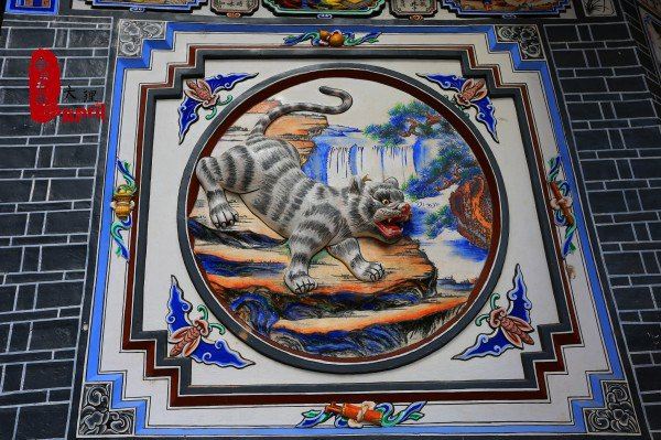 一进桃源村,能感受到这个村子街道不宽,却非常整洁,还发现白族民居是