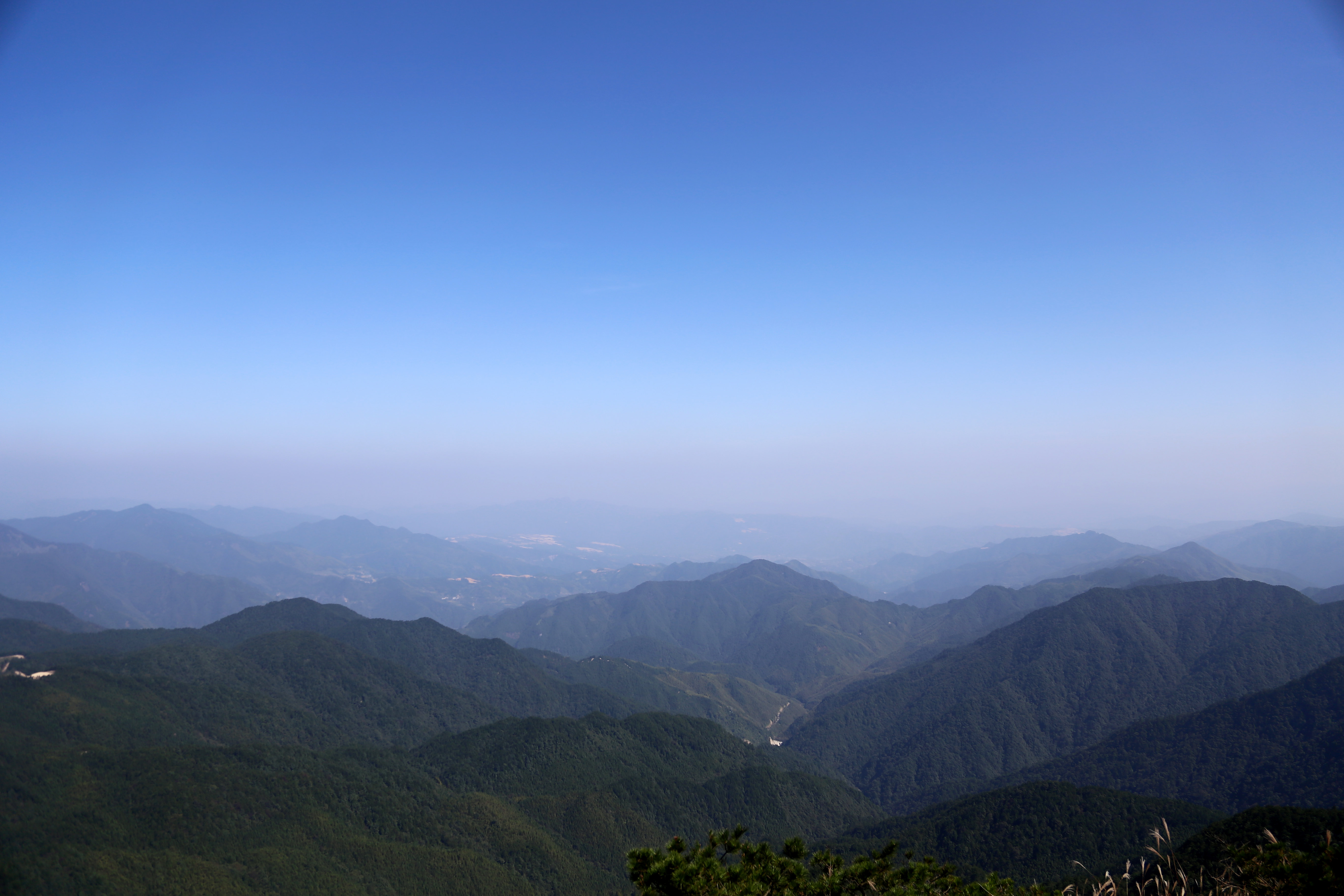 连绵不绝的远山. 白云尖