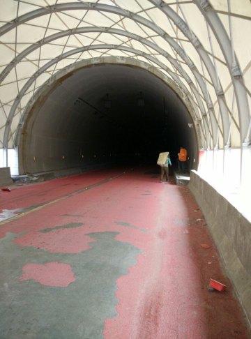 新建的高尔寺山隧道,全长2230,海拔4280左右,无灯. 康定香巴拉酒店