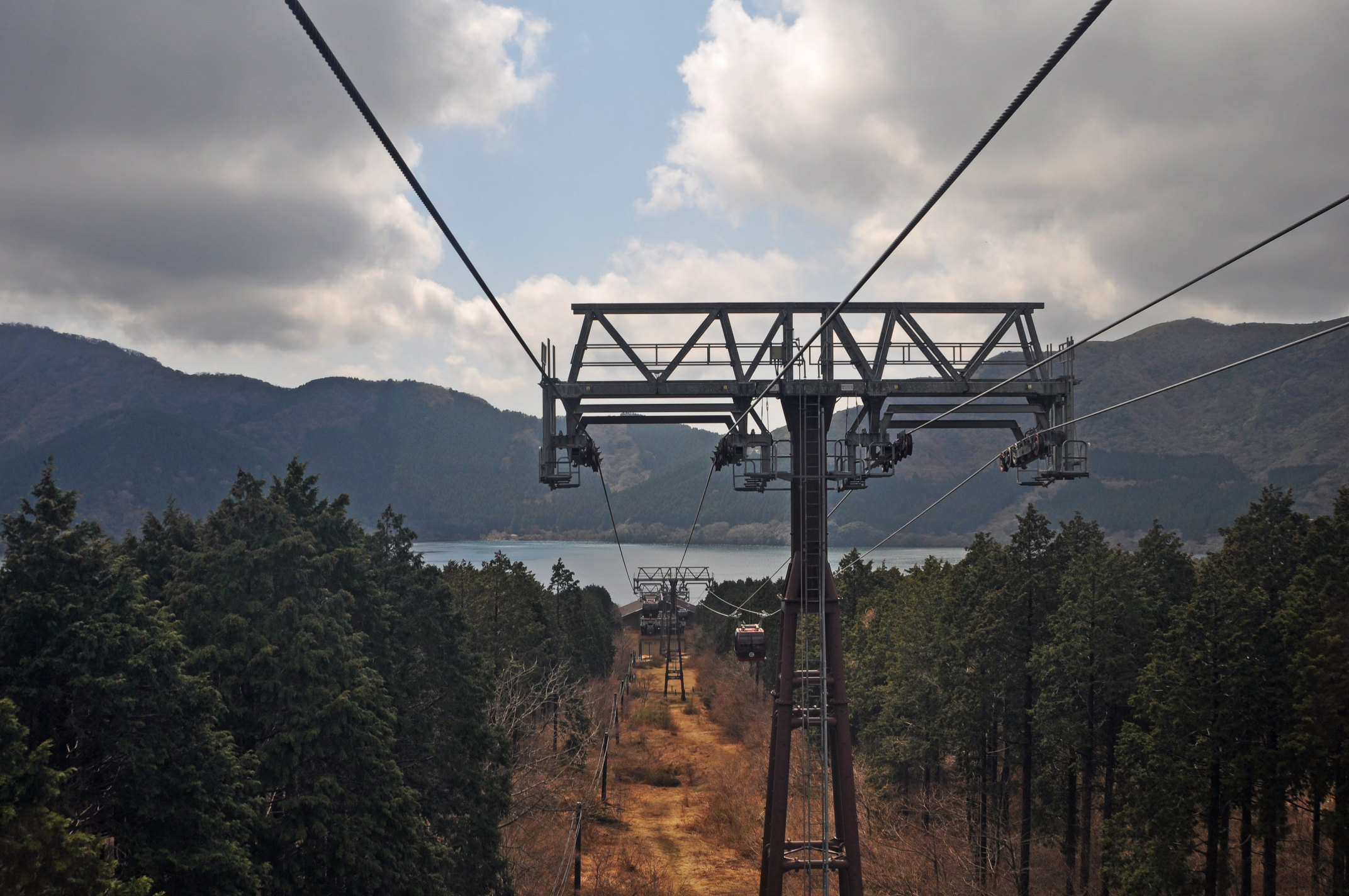 现时为全日本全年营运距离最长的索道,总长度为4公里.