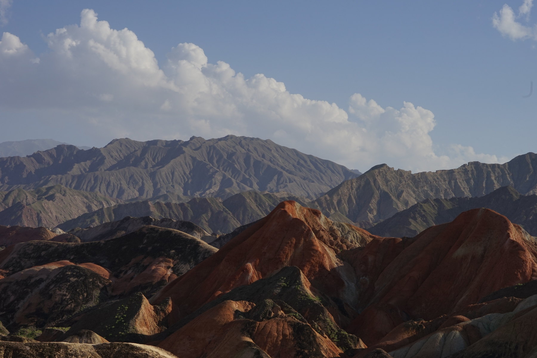 张掖七彩丹霞位于张掖市西北四十公里处,论色彩在中国丹霞地貌中拔得