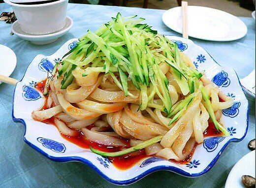 敦煌酿皮适当地的一种民间小吃,酿皮是用面粉加工的,先将优质面粉