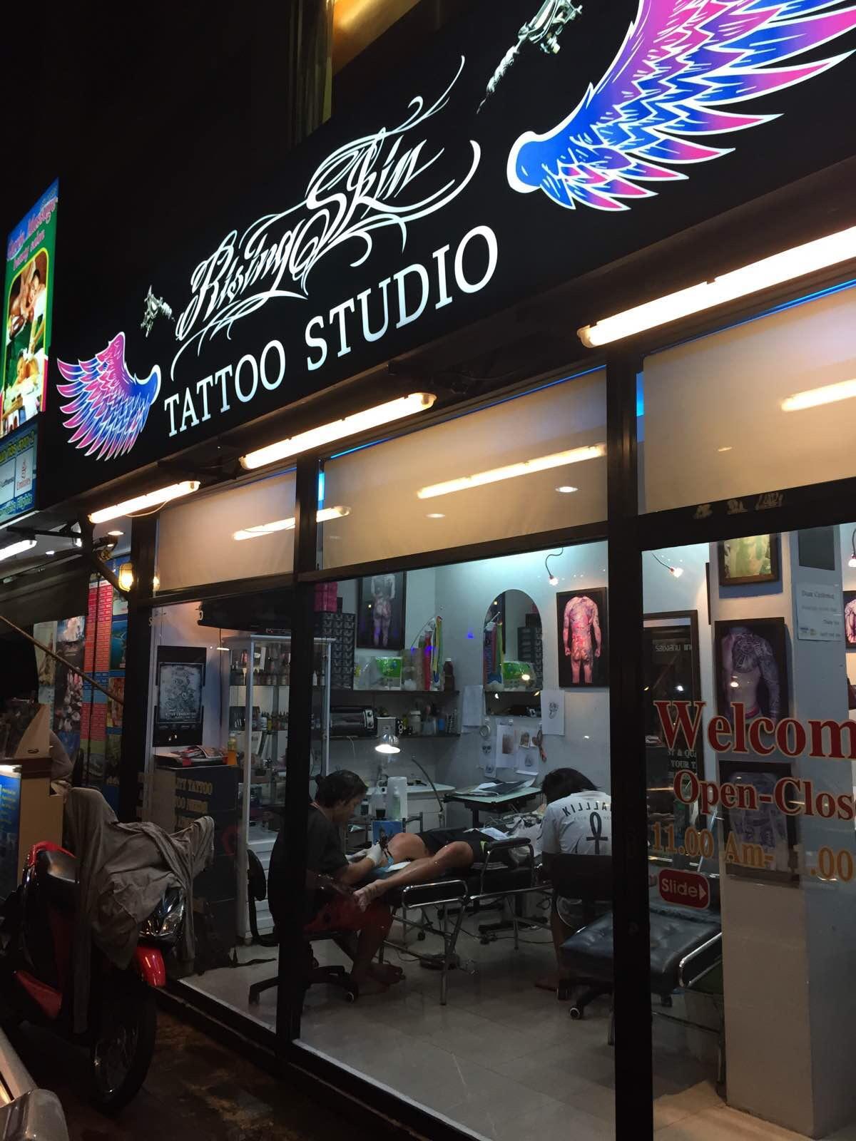 纹身店很多,大多是老外会去,这家店一个欧美人正在纹身