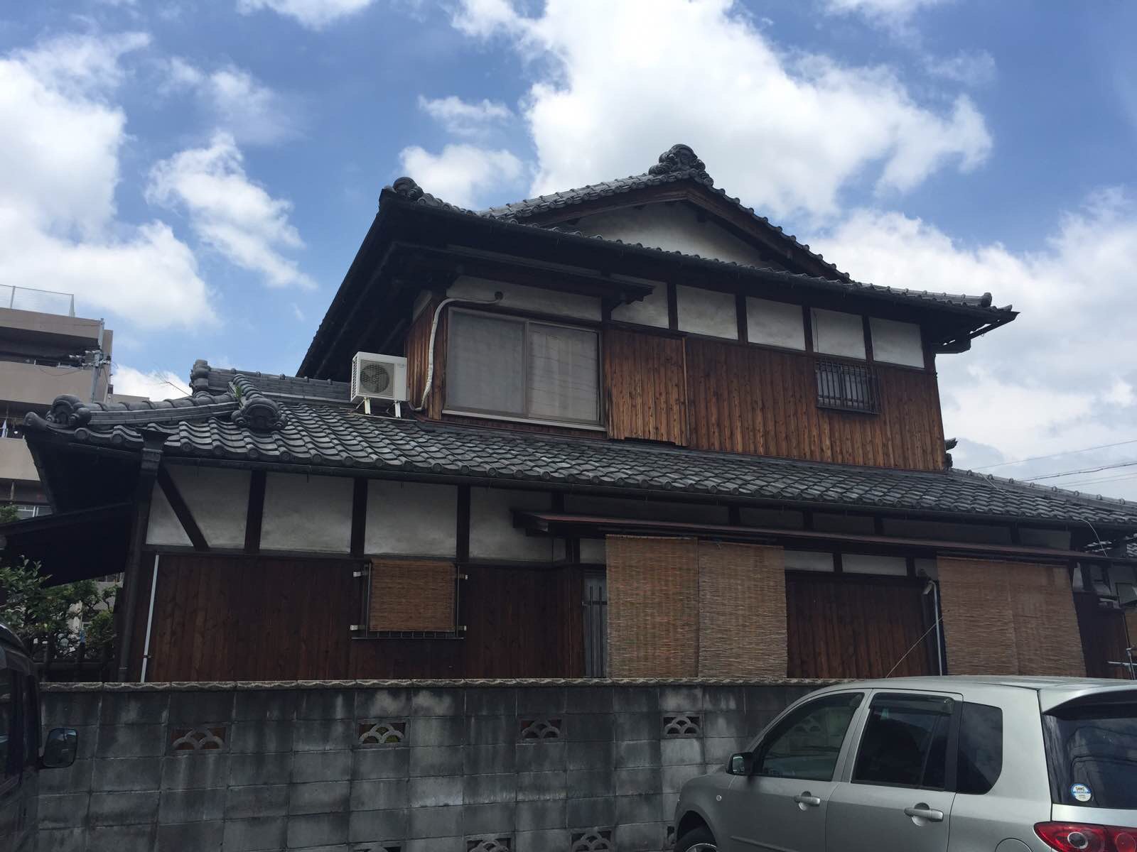 這裡的房屋都很老 日本民居特有的風格. 桂川