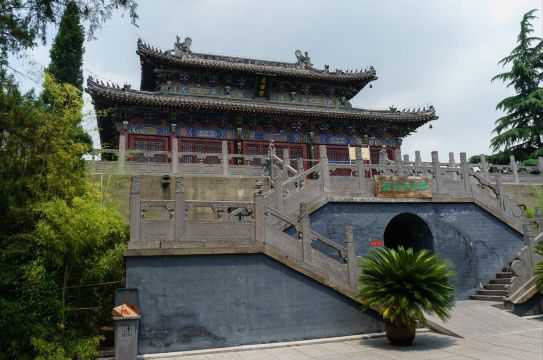 藏经阁内供奉着泰国佛教界赠送给白马寺的中华古佛,收藏有龙藏经,中华