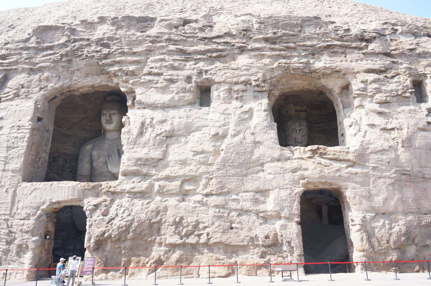 云冈石窟位于山西省大同市西部大约17公里,石窟依山开凿,有主要洞窟45