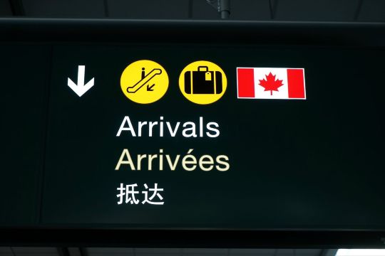 从上海浦东机场搭乘东航飞机,经过十多小时飞行终于抵达温哥华机场了.