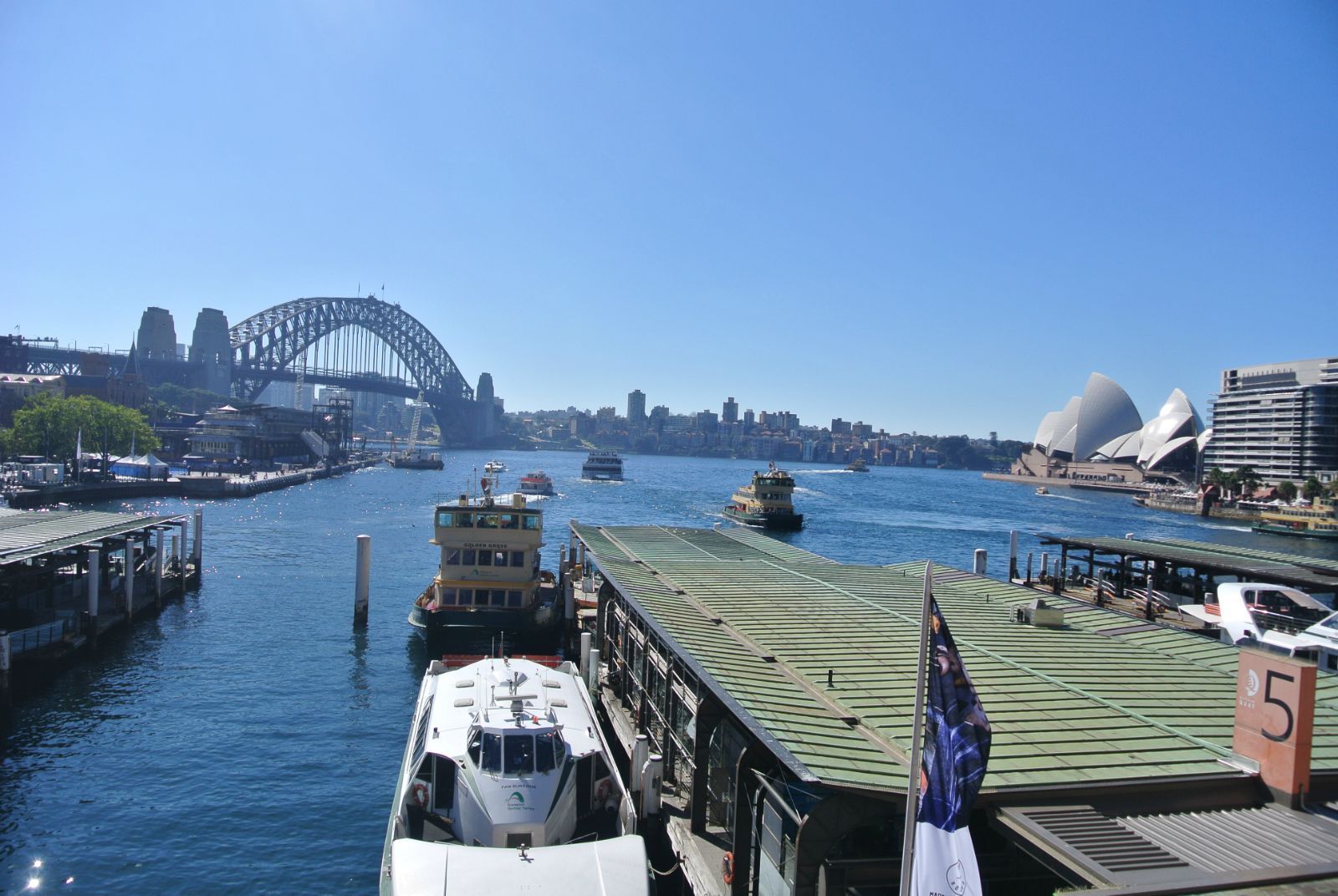 接着从townhall station 坐火车到circular quay,准备去the rocks,一