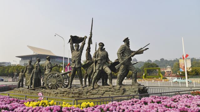 2分 (129条点评) 55 首义广场坐落在武汉武昌阅马场,面积5.