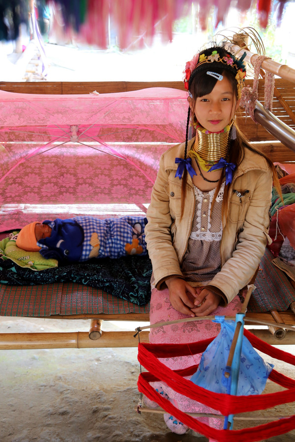 从长颈族村出来,有一个推着雪糕车的夫妇,泰国这种雪糕是先冻成方砖样