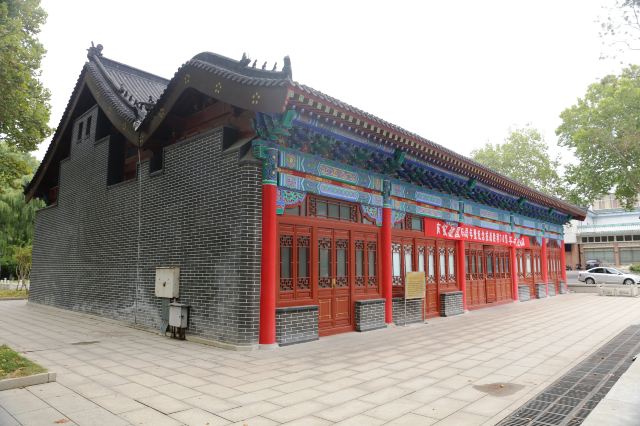 这是清代拆德王府后建的山东巡抚大堂,整修的太新了,缺少历史的沧桑感