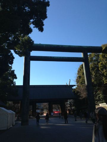 靖国神社的鸟居是此行中我看到最大的鸟居了,可见靖国神社再当代日本