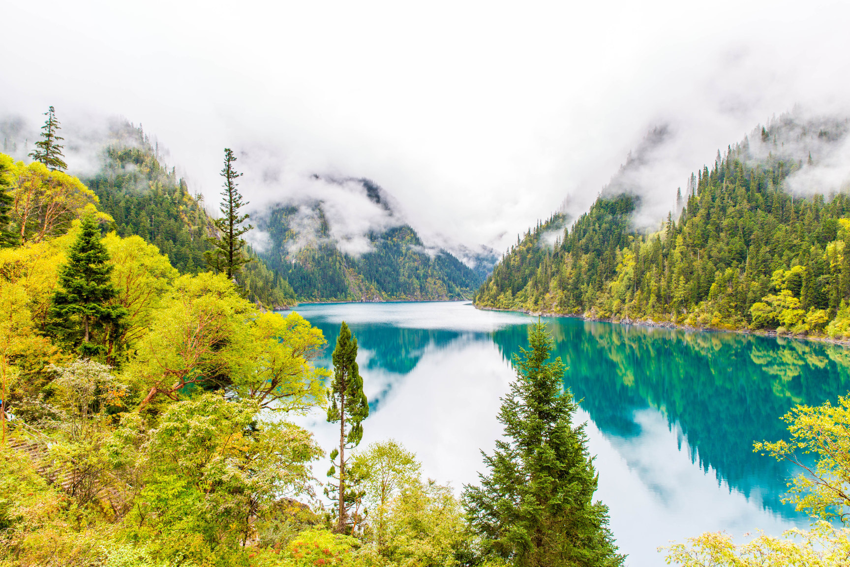 长海是九寨沟海拔最高,湖面最宽的海子,海子水面呈墨蓝色,水源来自于