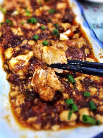 猪脑豆腐 麻婆豆腐伴上猪脑(本斯一直接受不了猪脑 但这盘菜三分之一