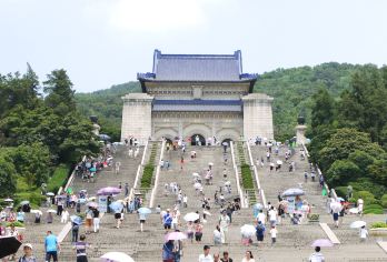 南京中山陵景区+夫子庙+大报恩寺遗址景区+纪念馆一日活动【五大热门景点 全程专用巴士 拒绝接驳车 网约车 地铁 ，全程用车 出游更轻松】