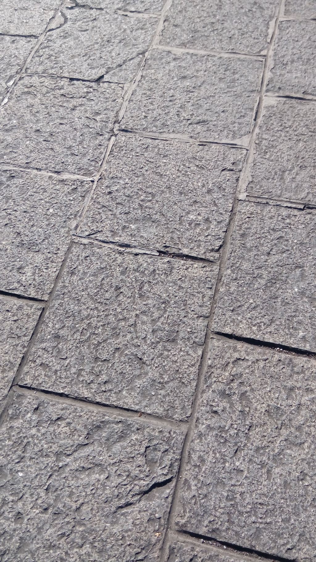 景区的青石地面,让想起了儿时家乡的石板路.