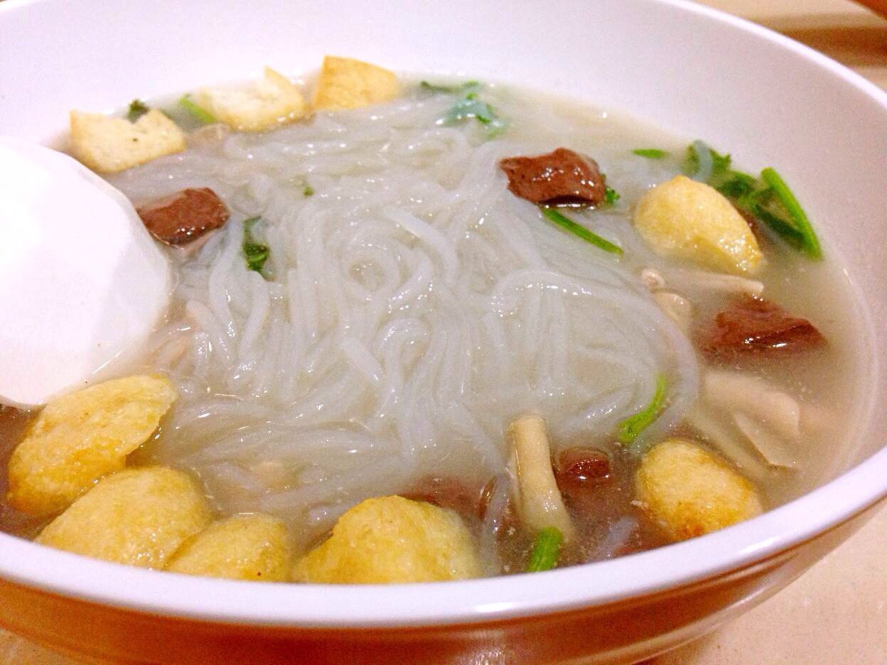 鸭血粉丝汤,粉条是红薯粉,味道怪怪的 观前街