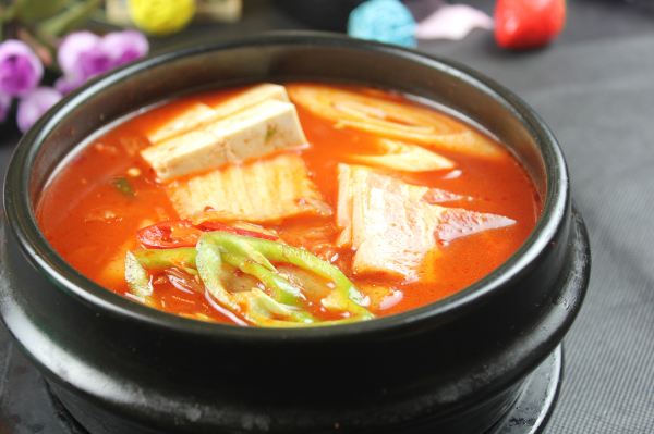 大酱汤()源自韩国,是上至总统,下至平民百姓,是日常餐桌必不可少的
