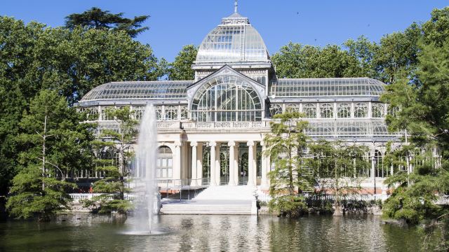 这座建筑参照英国伦敦的水晶宫修建,是做全透明的玻璃建筑.