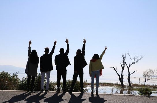 一行7人,还有一个姑娘躲起来了,还有一个姑娘我在拍照··· yeah