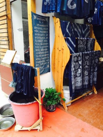 再把它们放到靛蓝的染缸里面染成蓝色的不得样子. 蜡染坊