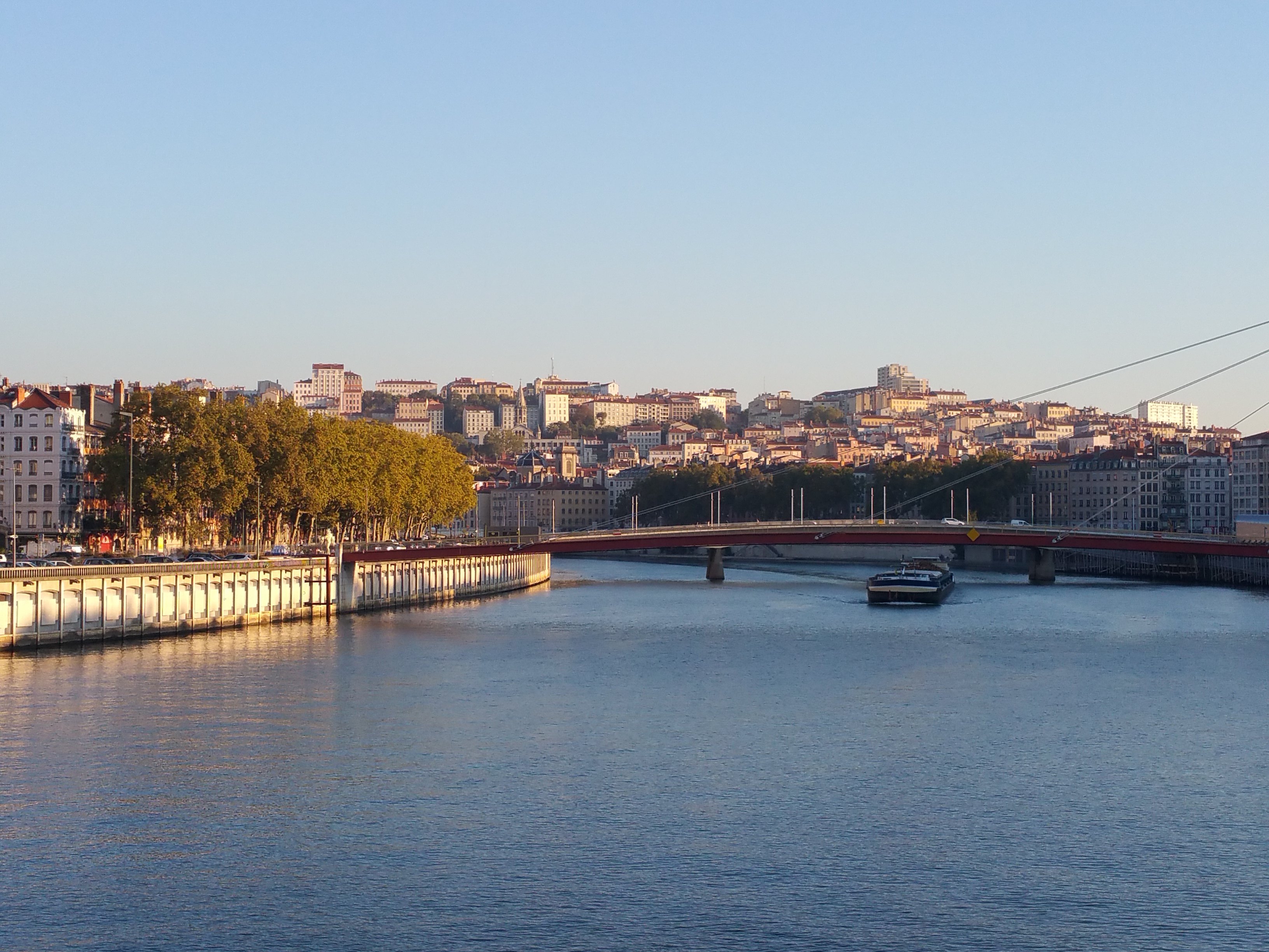 里昂(lyon)是法国中东部罗讷省省会,位于索恩河和罗讷河交汇处的多