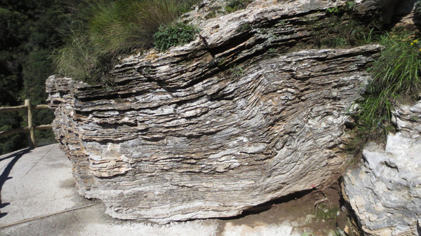 一层层的岩石好像书册一样,一页页地展示着亿万斯年的沧海桑田.