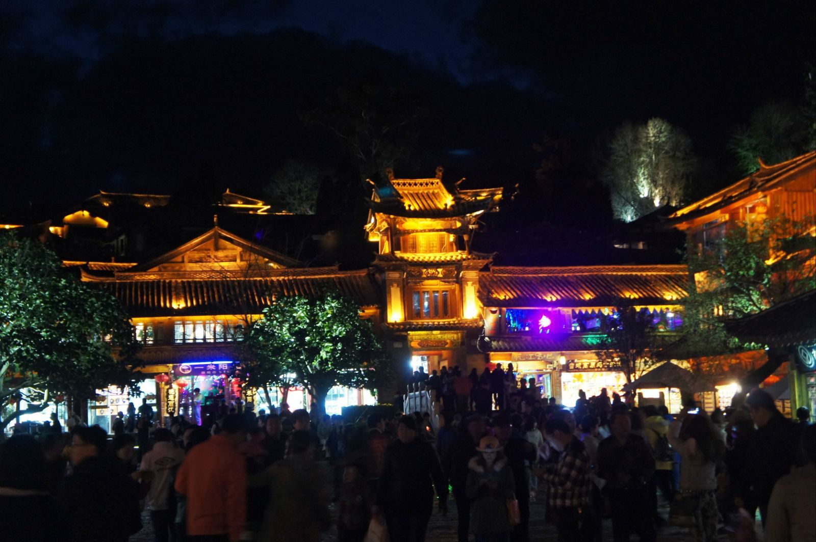 晚上的四方街依然十分热闹,这里是酒吧一条街. 四方街