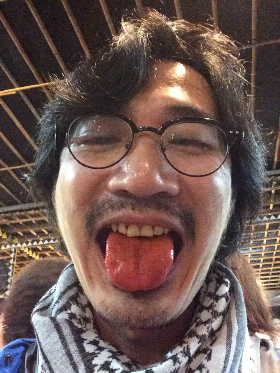 完整的咀嚼完一颗槟榔,除了像嗑了药的浑身燥热以外,我终于有了红舌头