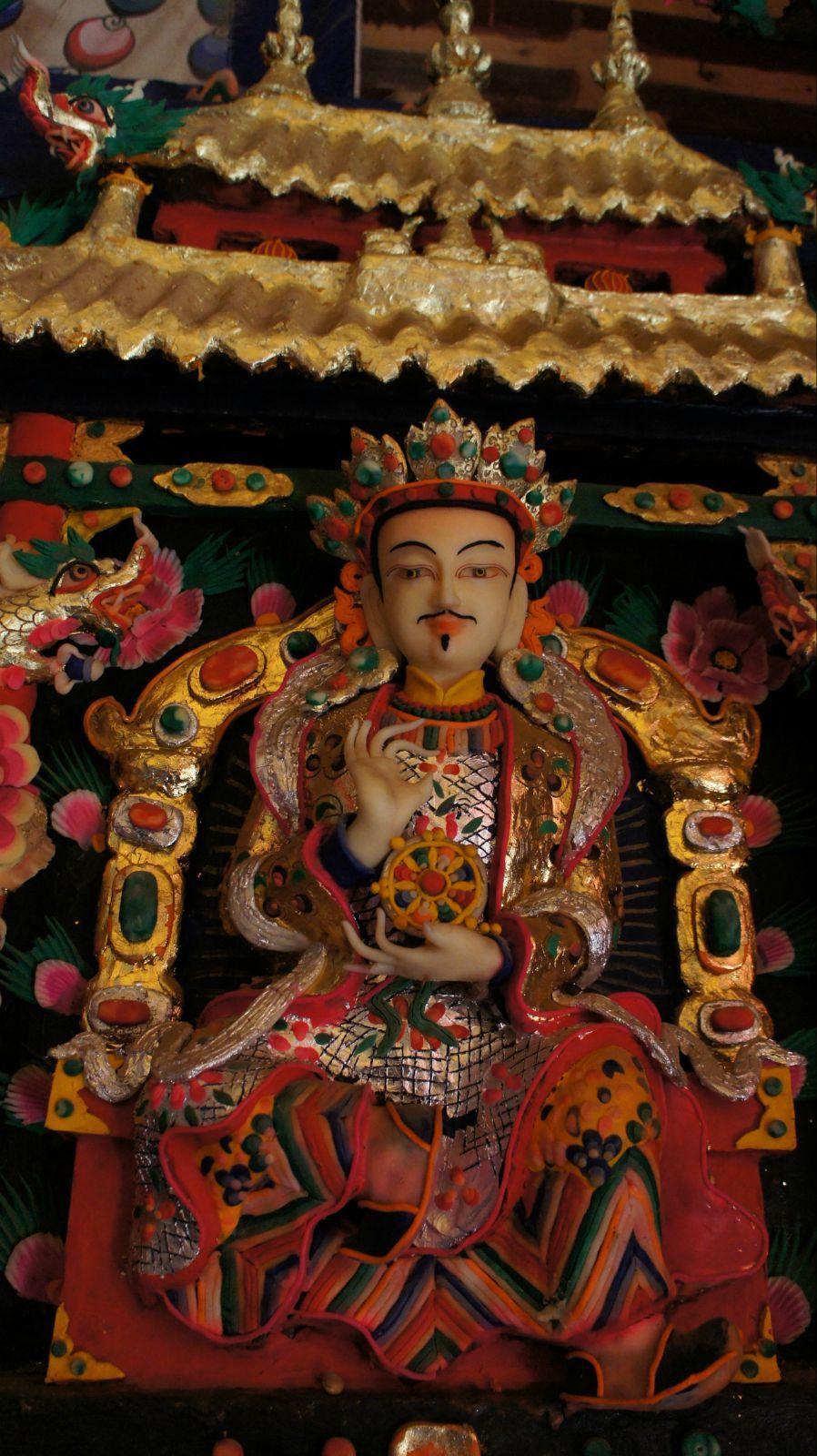 拉卜楞寺是藏语拉章的变音,意思为活佛大师的府邸