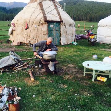 准备生活做饭的牧民.