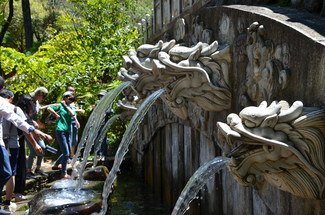 蝴蝶泉下方的石墙壁上突出5个龙头,中间的最大,从龙口中吐出的水流