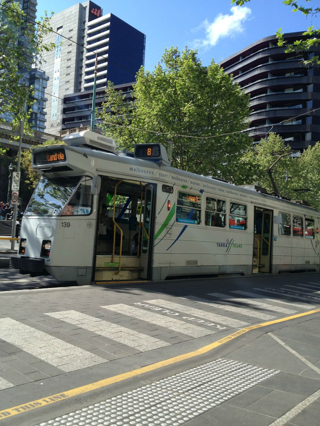 墨尔本没有bus,也不用train,他们最主要的交通工具是tram