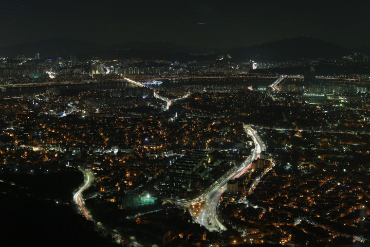 南山首尔塔上俯瞰城市夜景,是不是很美嘞 n首尔塔