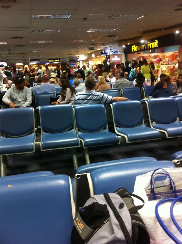 在普吉岛准备登机的各国人民 普吉国际机场