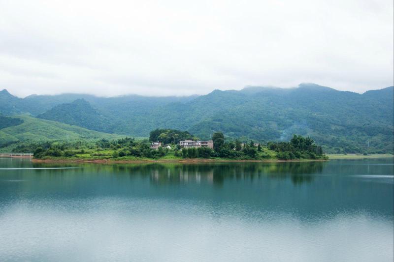 淡淡的湖山,仿佛旧主的旧梦的遗痕. 周家水库