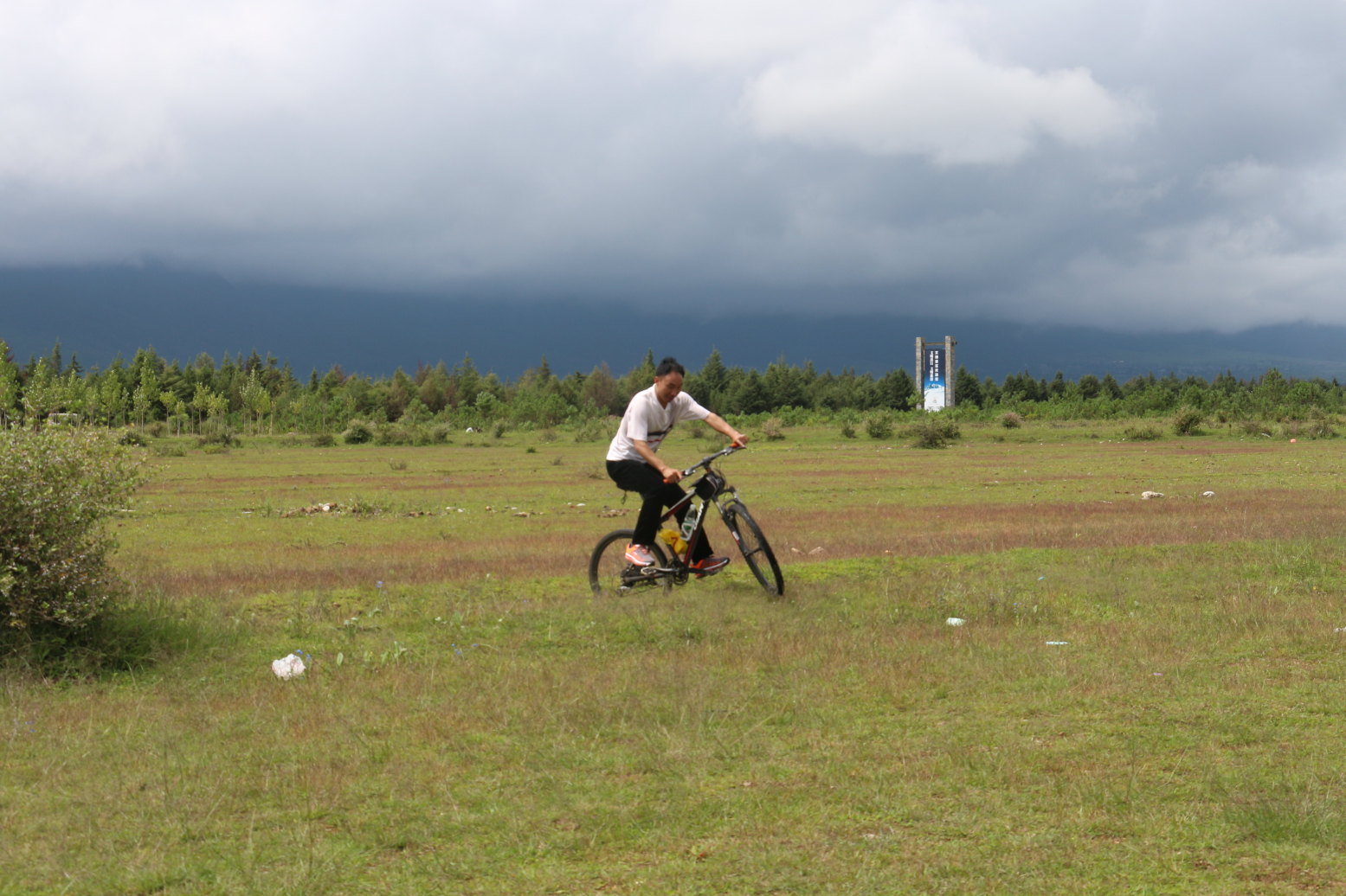 玉龙雪山脚下开心快来旅游驴友快乐骑行